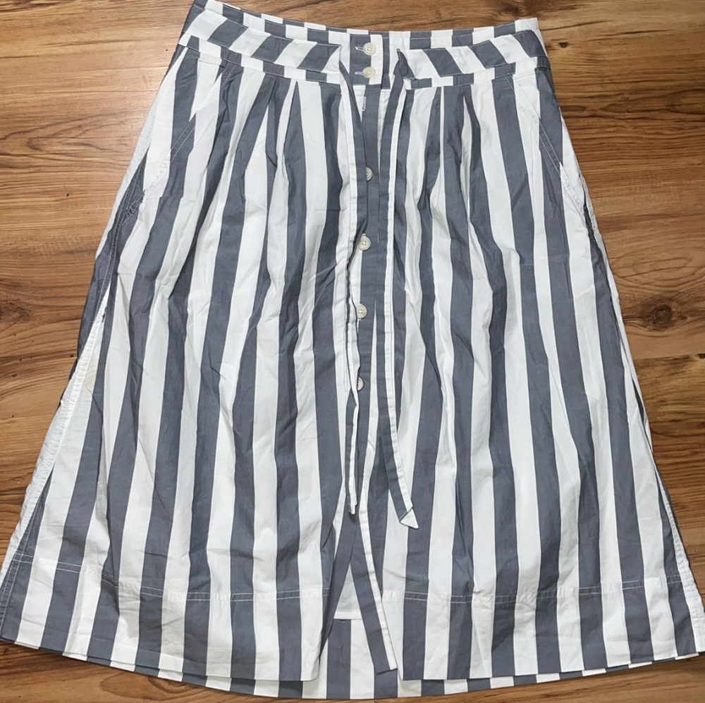 GAP Gray and White A-Line Midi Skirt with Tie Front